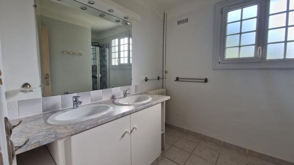 Maison - 10 pièces - 188 m²