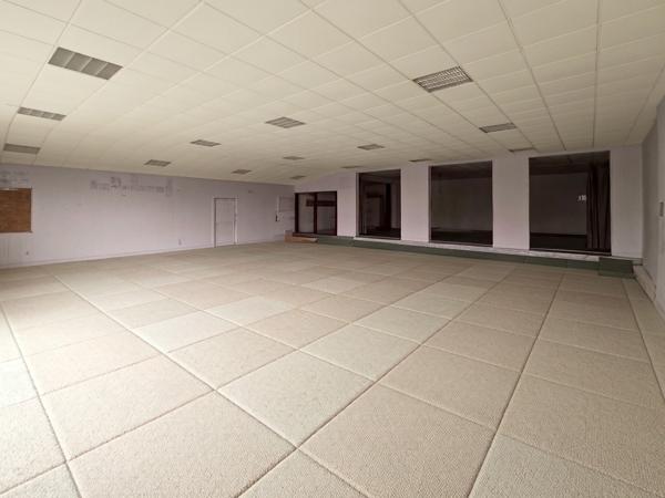 Local Commercial
         1 pièce
        - 237 m² Exclusivité 80 000 € *
