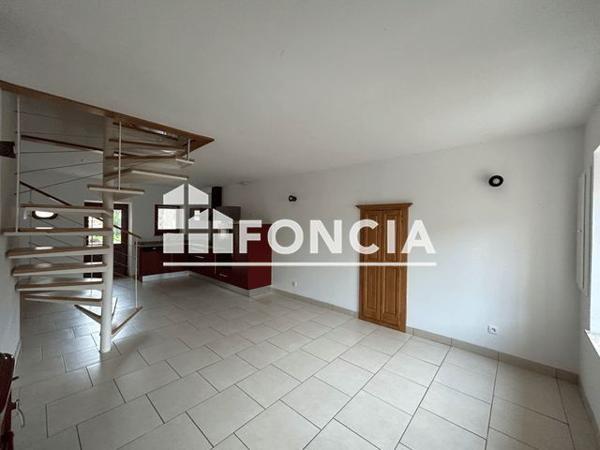 Location Maison 5 pièces 100 m² - 11 RUE DE L'EGLISE Omicourt 08450