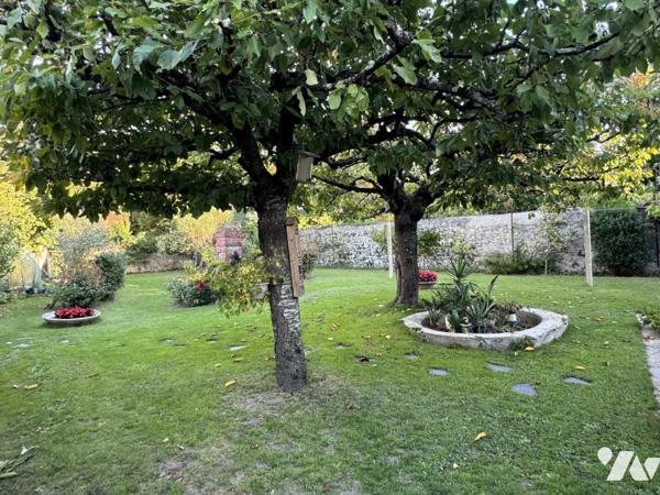 Maison de caractère avec beau jardin – plein centre de Savenay