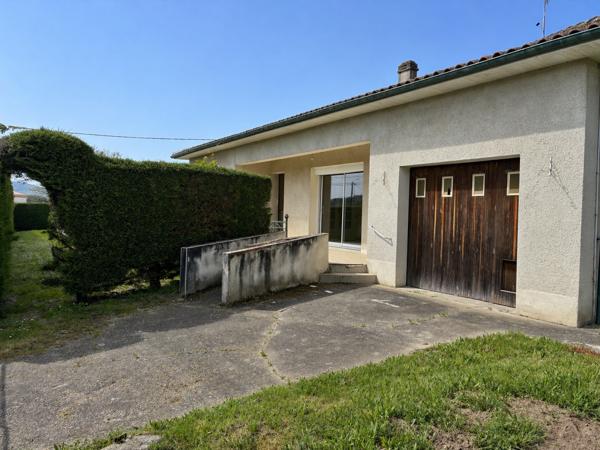 MAISON DE PLAIN PIED AVEC GARAGE ET PISCINE