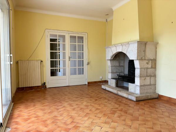 MAISON DE PLAIN PIED AVEC GARAGE ET PISCINE