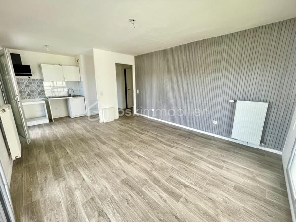 Situé entre Seine et gare, au calme, ce T3 de 62 M2 environ situé au 1er étage d'une petite copropriété propose de belles prestations... Une entrée avec dégagements, un séjour en double exposition avec espace kitchenette en cours de réaménagement et avec accès à un BALCON FILANT de 15 M2, une salle de bain, un WC séparé.
Une place de stationnement privative en sous-sol vous permettra d'accéder sereinement à votre domicile et des accès à des locaux pour ranger vos poussettes ou vélos sont également proposés !!
Les charges incluent le chauffage et l'eau, la copropriété est idéalement située au pied des terrains de sport, à 2 pas de la piscine et des écoles ou crèches et la gare de Melun se situe à moins de 10 min à pied !!
Investisseurs ou en recherche de votre résidence principale, ne manquez pas une occasion unique d'acquérir un bien impeccable qui ne demande qu'à recevoir ses nouveaux résidents !!