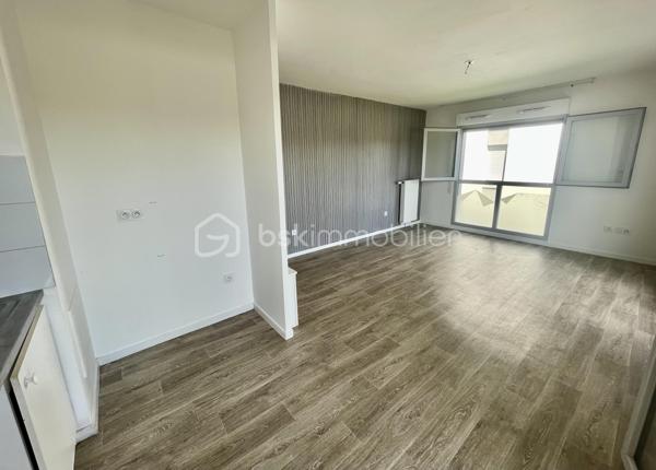 Situé entre Seine et gare, au calme, ce T3 de 62 M2 environ situé au 1er étage d'une petite copropriété propose de belles prestations... Une entrée avec dégagements, un séjour en double exposition avec espace kitchenette en cours de réaménagement et avec accès à un BALCON FILANT de 15 M2, une salle de bain, un WC séparé.
Une place de stationnement privative en sous-sol vous permettra d'accéder sereinement à votre domicile et des accès à des locaux pour ranger vos poussettes ou vélos sont également proposés !!
Les charges incluent le chauffage et l'eau, la copropriété est idéalement située au pied des terrains de sport, à 2 pas de la piscine et des écoles ou crèches et la gare de Melun se situe à moins de 10 min à pied !!
Investisseurs ou en recherche de votre résidence principale, ne manquez pas une occasion unique d'acquérir un bien impeccable qui ne demande qu'à recevoir ses nouveaux résidents !!