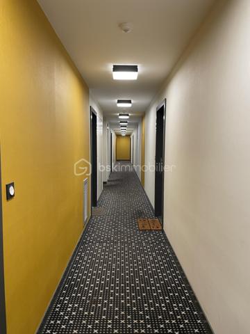 Situé entre Seine et gare, au calme, ce T3 de 62 M2 environ situé au 1er étage d'une petite copropriété propose de belles prestations... Une entrée avec dégagements, un séjour en double exposition avec espace kitchenette en cours de réaménagement et avec accès à un BALCON FILANT de 15 M2, une salle de bain, un WC séparé.
Une place de stationnement privative en sous-sol vous permettra d'accéder sereinement à votre domicile et des accès à des locaux pour ranger vos poussettes ou vélos sont également proposés !!
Les charges incluent le chauffage et l'eau, la copropriété est idéalement située au pied des terrains de sport, à 2 pas de la piscine et des écoles ou crèches et la gare de Melun se situe à moins de 10 min à pied !!
Investisseurs ou en recherche de votre résidence principale, ne manquez pas une occasion unique d'acquérir un bien impeccable qui ne demande qu'à recevoir ses nouveaux résidents !!