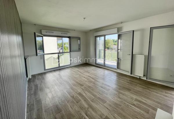 Situé entre Seine et gare, au calme, ce T3 de 62 M2 environ situé au 1er étage d'une petite copropriété propose de belles prestations... Une entrée avec dégagements, un séjour en double exposition avec espace kitchenette en cours de réaménagement et avec accès à un BALCON FILANT de 15 M2, une salle de bain, un WC séparé.
Une place de stationnement privative en sous-sol vous permettra d'accéder sereinement à votre domicile et des accès à des locaux pour ranger vos poussettes ou vélos sont également proposés !!
Les charges incluent le chauffage et l'eau, la copropriété est idéalement située au pied des terrains de sport, à 2 pas de la piscine et des écoles ou crèches et la gare de Melun se situe à moins de 10 min à pied !!
Investisseurs ou en recherche de votre résidence principale, ne manquez pas une occasion unique d'acquérir un bien impeccable qui ne demande qu'à recevoir ses nouveaux résidents !!