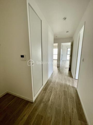 Situé entre Seine et gare, au calme, ce T3 de 62 M2 environ situé au 1er étage d'une petite copropriété propose de belles prestations... Une entrée avec dégagements, un séjour en double exposition avec espace kitchenette en cours de réaménagement et avec accès à un BALCON FILANT de 15 M2, une salle de bain, un WC séparé.
Une place de stationnement privative en sous-sol vous permettra d'accéder sereinement à votre domicile et des accès à des locaux pour ranger vos poussettes ou vélos sont également proposés !!
Les charges incluent le chauffage et l'eau, la copropriété est idéalement située au pied des terrains de sport, à 2 pas de la piscine et des écoles ou crèches et la gare de Melun se situe à moins de 10 min à pied !!
Investisseurs ou en recherche de votre résidence principale, ne manquez pas une occasion unique d'acquérir un bien impeccable qui ne demande qu'à recevoir ses nouveaux résidents !!