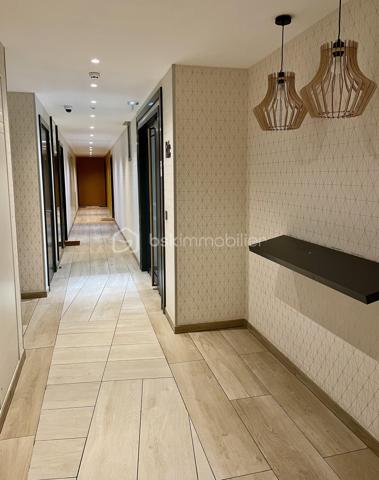 Situé entre Seine et gare, au calme, ce T3 de 62 M2 environ situé au 1er étage d'une petite copropriété propose de belles prestations... Une entrée avec dégagements, un séjour en double exposition avec espace kitchenette en cours de réaménagement et avec accès à un BALCON FILANT de 15 M2, une salle de bain, un WC séparé.
Une place de stationnement privative en sous-sol vous permettra d'accéder sereinement à votre domicile et des accès à des locaux pour ranger vos poussettes ou vélos sont également proposés !!
Les charges incluent le chauffage et l'eau, la copropriété est idéalement située au pied des terrains de sport, à 2 pas de la piscine et des écoles ou crèches et la gare de Melun se situe à moins de 10 min à pied !!
Investisseurs ou en recherche de votre résidence principale, ne manquez pas une occasion unique d'acquérir un bien impeccable qui ne demande qu'à recevoir ses nouveaux résidents !!