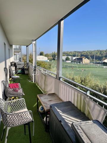 Situé entre Seine et gare, au calme, ce T3 de 62 M2 environ situé au 1er étage d'une petite copropriété propose de belles prestations... Une entrée avec dégagements, un séjour en double exposition avec espace kitchenette en cours de réaménagement et avec accès à un BALCON FILANT de 15 M2, une salle de bain, un WC séparé.
Une place de stationnement privative en sous-sol vous permettra d'accéder sereinement à votre domicile et des accès à des locaux pour ranger vos poussettes ou vélos sont également proposés !!
Les charges incluent le chauffage et l'eau, la copropriété est idéalement située au pied des terrains de sport, à 2 pas de la piscine et des écoles ou crèches et la gare de Melun se situe à moins de 10 min à pied !!
Investisseurs ou en recherche de votre résidence principale, ne manquez pas une occasion unique d'acquérir un bien impeccable qui ne demande qu'à recevoir ses nouveaux résidents !!