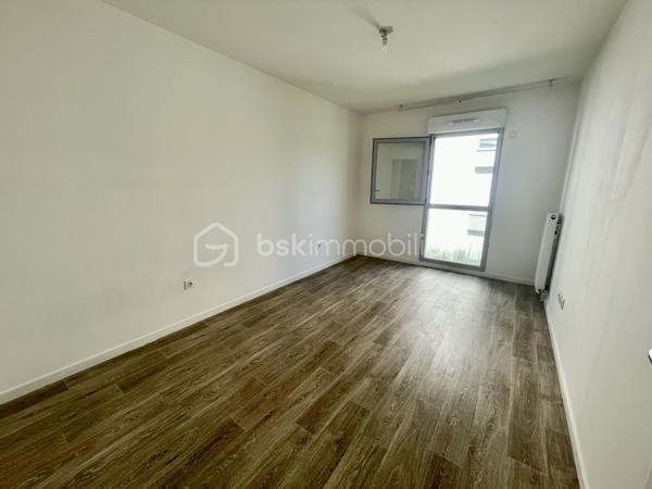 Situé entre Seine et gare, au calme, ce T3 de 62 M2 environ situé au 1er étage d'une petite copropriété propose de belles prestations... Une entrée avec dégagements, un séjour en double exposition avec espace kitchenette en cours de réaménagement et avec accès à un BALCON FILANT de 15 M2, une salle de bain, un WC séparé.
Une place de stationnement privative en sous-sol vous permettra d'accéder sereinement à votre domicile et des accès à des locaux pour ranger vos poussettes ou vélos sont également proposés !!
Les charges incluent le chauffage et l'eau, la copropriété est idéalement située au pied des terrains de sport, à 2 pas de la piscine et des écoles ou crèches et la gare de Melun se situe à moins de 10 min à pied !!
Investisseurs ou en recherche de votre résidence principale, ne manquez pas une occasion unique d'acquérir un bien impeccable qui ne demande qu'à recevoir ses nouveaux résidents !!