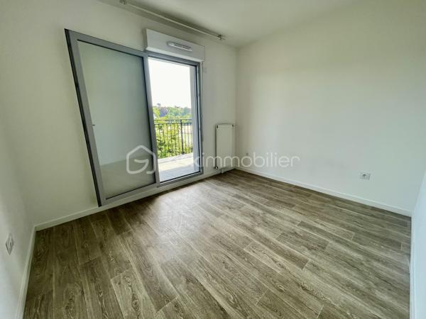 Situé entre Seine et gare, au calme, ce T3 de 62 M2 environ situé au 1er étage d'une petite copropriété propose de belles prestations... Une entrée avec dégagements, un séjour en double exposition avec espace kitchenette en cours de réaménagement et avec accès à un BALCON FILANT de 15 M2, une salle de bain, un WC séparé.
Une place de stationnement privative en sous-sol vous permettra d'accéder sereinement à votre domicile et des accès à des locaux pour ranger vos poussettes ou vélos sont également proposés !!
Les charges incluent le chauffage et l'eau, la copropriété est idéalement située au pied des terrains de sport, à 2 pas de la piscine et des écoles ou crèches et la gare de Melun se situe à moins de 10 min à pied !!
Investisseurs ou en recherche de votre résidence principale, ne manquez pas une occasion unique d'acquérir un bien impeccable qui ne demande qu'à recevoir ses nouveaux résidents !!