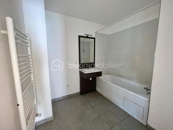 Situé entre Seine et gare, au calme, ce T3 de 62 M2 environ situé au 1er étage d'une petite copropriété propose de belles prestations... Une entrée avec dégagements, un séjour en double exposition avec espace kitchenette en cours de réaménagement et avec accès à un BALCON FILANT de 15 M2, une salle de bain, un WC séparé.
Une place de stationnement privative en sous-sol vous permettra d'accéder sereinement à votre domicile et des accès à des locaux pour ranger vos poussettes ou vélos sont également proposés !!
Les charges incluent le chauffage et l'eau, la copropriété est idéalement située au pied des terrains de sport, à 2 pas de la piscine et des écoles ou crèches et la gare de Melun se situe à moins de 10 min à pied !!
Investisseurs ou en recherche de votre résidence principale, ne manquez pas une occasion unique d'acquérir un bien impeccable qui ne demande qu'à recevoir ses nouveaux résidents !!