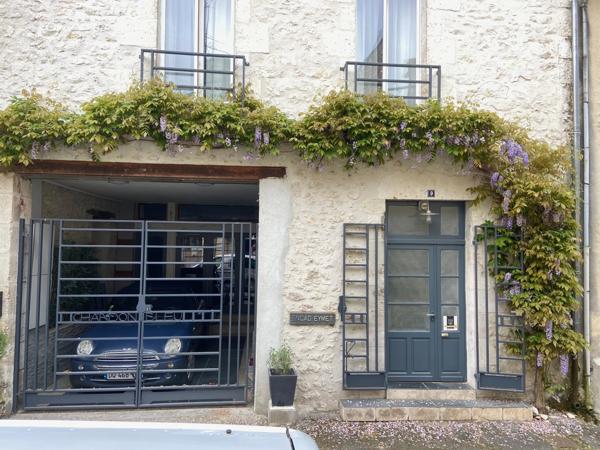 Une superbe maison de ville au style unique, en plein centre d’Eymet