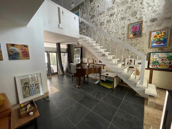 Une superbe maison de ville au style unique, en plein centre d’Eymet