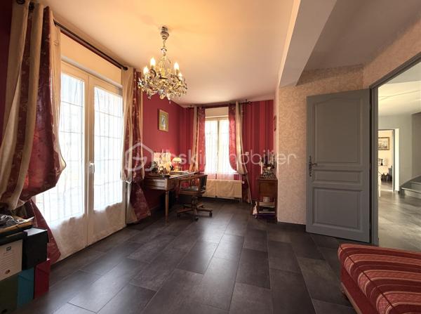 Située à Fublaines, charmante commune à seulement 3 minutes de Trilport et de sa gare SNCF (accès direct Paris Gare de l’Est en 30 minutes), cette maison d’architecte indépendante offre un cadre de vie idéal, calme et verdoyant. Une piste cyclable relie directement Fublaines à Trilport.
La commune dispose d’écoles maternelle et primaire, idéale pour les familles, ainsi que de commerces de proximité. Les grandes surfaces de Nanteuil-lès-Meaux sont accessibles en 7 minutes.
Caractéristiques principales : Surface habitable : environ 177 m² (205 m² utiles). Sous-sol total : environ 150 m² (double garage, atelier, buanderie, pièce aménageable). Terrain : environ 600 m². Maison lumineuse, très bien entretenue. Belle architecture avec tuiles de pays. Volets roulants motorisés. Très bon DPE, belles prestations...

- Rez-de-chaussée : Grande entrée. Pièce de vie d’environ 60 m² comprenant cuisine ouverte aménagée et équipée avec îlot central, salle à manger et salon en triple exposition avec poêle à bois. Véranda habitable en menuiseries aluminium avec climatisation réversible, donnant sur la terrasse et le jardin avec vue dégagée sur la vallée. 1 chambre de plain-pied. Grande salle d’eau. WC séparés

- Étage sur plancher béton : 4 chambres, dont 2 avec pièce accolée dressing/ bureau. Salle de bains avec WC

Atouts supplémentaires : Sous-sol total offrant de multiples possibilités (salle de sport, bureau, stockage, etc.). Accès rapide à Meaux et à l’autoroute A4 (aux portes de Nanteuil-lès-Meaux). Environnement calme et résidentiel. Maison idéale pour famille ou télétravail...
A visiter sans tarder !
