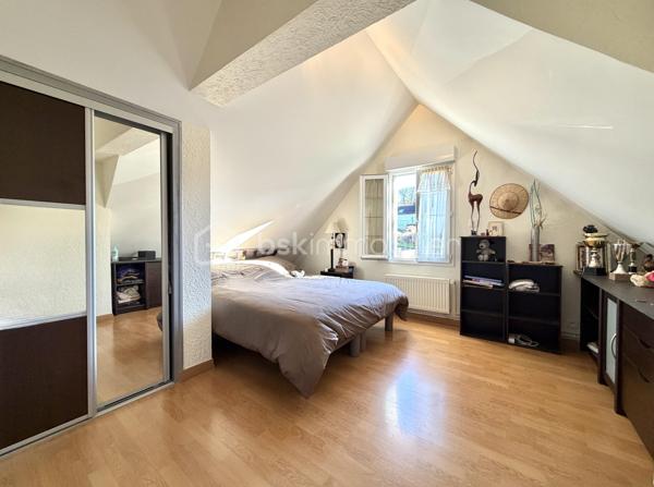 Située à Fublaines, charmante commune à seulement 3 minutes de Trilport et de sa gare SNCF (accès direct Paris Gare de l’Est en 30 minutes), cette maison d’architecte indépendante offre un cadre de vie idéal, calme et verdoyant. Une piste cyclable relie directement Fublaines à Trilport.
La commune dispose d’écoles maternelle et primaire, idéale pour les familles, ainsi que de commerces de proximité. Les grandes surfaces de Nanteuil-lès-Meaux sont accessibles en 7 minutes.
Caractéristiques principales : Surface habitable : environ 177 m² (205 m² utiles). Sous-sol total : environ 150 m² (double garage, atelier, buanderie, pièce aménageable). Terrain : environ 600 m². Maison lumineuse, très bien entretenue. Belle architecture avec tuiles de pays. Volets roulants motorisés. Très bon DPE, belles prestations...

- Rez-de-chaussée : Grande entrée. Pièce de vie d’environ 60 m² comprenant cuisine ouverte aménagée et équipée avec îlot central, salle à manger et salon en triple exposition avec poêle à bois. Véranda habitable en menuiseries aluminium avec climatisation réversible, donnant sur la terrasse et le jardin avec vue dégagée sur la vallée. 1 chambre de plain-pied. Grande salle d’eau. WC séparés

- Étage sur plancher béton : 4 chambres, dont 2 avec pièce accolée dressing/ bureau. Salle de bains avec WC

Atouts supplémentaires : Sous-sol total offrant de multiples possibilités (salle de sport, bureau, stockage, etc.). Accès rapide à Meaux et à l’autoroute A4 (aux portes de Nanteuil-lès-Meaux). Environnement calme et résidentiel. Maison idéale pour famille ou télétravail...
A visiter sans tarder !