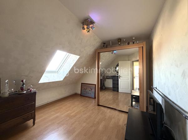 Située à Fublaines, charmante commune à seulement 3 minutes de Trilport et de sa gare SNCF (accès direct Paris Gare de l’Est en 30 minutes), cette maison d’architecte indépendante offre un cadre de vie idéal, calme et verdoyant. Une piste cyclable relie directement Fublaines à Trilport.
La commune dispose d’écoles maternelle et primaire, idéale pour les familles, ainsi que de commerces de proximité. Les grandes surfaces de Nanteuil-lès-Meaux sont accessibles en 7 minutes.
Caractéristiques principales : Surface habitable : environ 177 m² (205 m² utiles). Sous-sol total : environ 150 m² (double garage, atelier, buanderie, pièce aménageable). Terrain : environ 600 m². Maison lumineuse, très bien entretenue. Belle architecture avec tuiles de pays. Volets roulants motorisés. Très bon DPE, belles prestations...

- Rez-de-chaussée : Grande entrée. Pièce de vie d’environ 60 m² comprenant cuisine ouverte aménagée et équipée avec îlot central, salle à manger et salon en triple exposition avec poêle à bois. Véranda habitable en menuiseries aluminium avec climatisation réversible, donnant sur la terrasse et le jardin avec vue dégagée sur la vallée. 1 chambre de plain-pied. Grande salle d’eau. WC séparés

- Étage sur plancher béton : 4 chambres, dont 2 avec pièce accolée dressing/ bureau. Salle de bains avec WC

Atouts supplémentaires : Sous-sol total offrant de multiples possibilités (salle de sport, bureau, stockage, etc.). Accès rapide à Meaux et à l’autoroute A4 (aux portes de Nanteuil-lès-Meaux). Environnement calme et résidentiel. Maison idéale pour famille ou télétravail...
A visiter sans tarder !