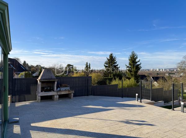 Située à Fublaines, charmante commune à seulement 3 minutes de Trilport et de sa gare SNCF (accès direct Paris Gare de l’Est en 30 minutes), cette maison d’architecte indépendante offre un cadre de vie idéal, calme et verdoyant. Une piste cyclable relie directement Fublaines à Trilport.
La commune dispose d’écoles maternelle et primaire, idéale pour les familles, ainsi que de commerces de proximité. Les grandes surfaces de Nanteuil-lès-Meaux sont accessibles en 7 minutes.
Caractéristiques principales : Surface habitable : environ 177 m² (205 m² utiles). Sous-sol total : environ 150 m² (double garage, atelier, buanderie, pièce aménageable). Terrain : environ 600 m². Maison lumineuse, très bien entretenue. Belle architecture avec tuiles de pays. Volets roulants motorisés. Très bon DPE, belles prestations...

- Rez-de-chaussée : Grande entrée. Pièce de vie d’environ 60 m² comprenant cuisine ouverte aménagée et équipée avec îlot central, salle à manger et salon en triple exposition avec poêle à bois. Véranda habitable en menuiseries aluminium avec climatisation réversible, donnant sur la terrasse et le jardin avec vue dégagée sur la vallée. 1 chambre de plain-pied. Grande salle d’eau. WC séparés

- Étage sur plancher béton : 4 chambres, dont 2 avec pièce accolée dressing/ bureau. Salle de bains avec WC

Atouts supplémentaires : Sous-sol total offrant de multiples possibilités (salle de sport, bureau, stockage, etc.). Accès rapide à Meaux et à l’autoroute A4 (aux portes de Nanteuil-lès-Meaux). Environnement calme et résidentiel. Maison idéale pour famille ou télétravail...
A visiter sans tarder !