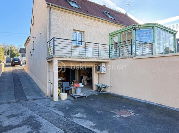 Située à Fublaines, charmante commune à seulement 3 minutes de Trilport et de sa gare SNCF (accès direct Paris Gare de l’Est en 30 minutes), cette maison d’architecte indépendante offre un cadre de vie idéal, calme et verdoyant. Une piste cyclable relie directement Fublaines à Trilport.
La commune dispose d’écoles maternelle et primaire, idéale pour les familles, ainsi que de commerces de proximité. Les grandes surfaces de Nanteuil-lès-Meaux sont accessibles en 7 minutes.
Caractéristiques principales : Surface habitable : environ 177 m² (205 m² utiles). Sous-sol total : environ 150 m² (double garage, atelier, buanderie, pièce aménageable). Terrain : environ 600 m². Maison lumineuse, très bien entretenue. Belle architecture avec tuiles de pays. Volets roulants motorisés. Très bon DPE, belles prestations...

- Rez-de-chaussée : Grande entrée. Pièce de vie d’environ 60 m² comprenant cuisine ouverte aménagée et équipée avec îlot central, salle à manger et salon en triple exposition avec poêle à bois. Véranda habitable en menuiseries aluminium avec climatisation réversible, donnant sur la terrasse et le jardin avec vue dégagée sur la vallée. 1 chambre de plain-pied. Grande salle d’eau. WC séparés

- Étage sur plancher béton : 4 chambres, dont 2 avec pièce accolée dressing/ bureau. Salle de bains avec WC

Atouts supplémentaires : Sous-sol total offrant de multiples possibilités (salle de sport, bureau, stockage, etc.). Accès rapide à Meaux et à l’autoroute A4 (aux portes de Nanteuil-lès-Meaux). Environnement calme et résidentiel. Maison idéale pour famille ou télétravail...
A visiter sans tarder !