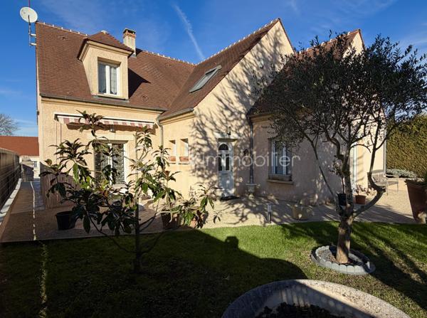 Située à Fublaines, charmante commune à seulement 3 minutes de Trilport et de sa gare SNCF (accès direct Paris Gare de l’Est en 30 minutes), cette maison d’architecte indépendante offre un cadre de vie idéal, calme et verdoyant. Une piste cyclable relie directement Fublaines à Trilport.
La commune dispose d’écoles maternelle et primaire, idéale pour les familles, ainsi que de commerces de proximité. Les grandes surfaces de Nanteuil-lès-Meaux sont accessibles en 7 minutes.
Caractéristiques principales : Surface habitable : environ 177 m² (205 m² utiles). Sous-sol total : environ 150 m² (double garage, atelier, buanderie, pièce aménageable). Terrain : environ 600 m². Maison lumineuse, très bien entretenue. Belle architecture avec tuiles de pays. Volets roulants motorisés. Très bon DPE, belles prestations...

- Rez-de-chaussée : Grande entrée. Pièce de vie d’environ 60 m² comprenant cuisine ouverte aménagée et équipée avec îlot central, salle à manger et salon en triple exposition avec poêle à bois. Véranda habitable en menuiseries aluminium avec climatisation réversible, donnant sur la terrasse et le jardin avec vue dégagée sur la vallée. 1 chambre de plain-pied. Grande salle d’eau. WC séparés

- Étage sur plancher béton : 4 chambres, dont 2 avec pièce accolée dressing/ bureau. Salle de bains avec WC

Atouts supplémentaires : Sous-sol total offrant de multiples possibilités (salle de sport, bureau, stockage, etc.). Accès rapide à Meaux et à l’autoroute A4 (aux portes de Nanteuil-lès-Meaux). Environnement calme et résidentiel. Maison idéale pour famille ou télétravail...
A visiter sans tarder !