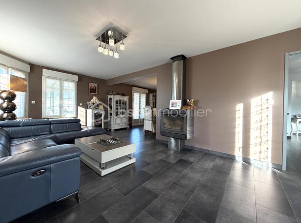 Située à Fublaines, charmante commune à seulement 3 minutes de Trilport et de sa gare SNCF (accès direct Paris Gare de l’Est en 30 minutes), cette maison d’architecte indépendante offre un cadre de vie idéal, calme et verdoyant. Une piste cyclable relie directement Fublaines à Trilport.
La commune dispose d’écoles maternelle et primaire, idéale pour les familles, ainsi que de commerces de proximité. Les grandes surfaces de Nanteuil-lès-Meaux sont accessibles en 7 minutes.
Caractéristiques principales : Surface habitable : environ 177 m² (205 m² utiles). Sous-sol total : environ 150 m² (double garage, atelier, buanderie, pièce aménageable). Terrain : environ 600 m². Maison lumineuse, très bien entretenue. Belle architecture avec tuiles de pays. Volets roulants motorisés. Très bon DPE, belles prestations...

- Rez-de-chaussée : Grande entrée. Pièce de vie d’environ 60 m² comprenant cuisine ouverte aménagée et équipée avec îlot central, salle à manger et salon en triple exposition avec poêle à bois. Véranda habitable en menuiseries aluminium avec climatisation réversible, donnant sur la terrasse et le jardin avec vue dégagée sur la vallée. 1 chambre de plain-pied. Grande salle d’eau. WC séparés

- Étage sur plancher béton : 4 chambres, dont 2 avec pièce accolée dressing/ bureau. Salle de bains avec WC

Atouts supplémentaires : Sous-sol total offrant de multiples possibilités (salle de sport, bureau, stockage, etc.). Accès rapide à Meaux et à l’autoroute A4 (aux portes de Nanteuil-lès-Meaux). Environnement calme et résidentiel. Maison idéale pour famille ou télétravail...
A visiter sans tarder !