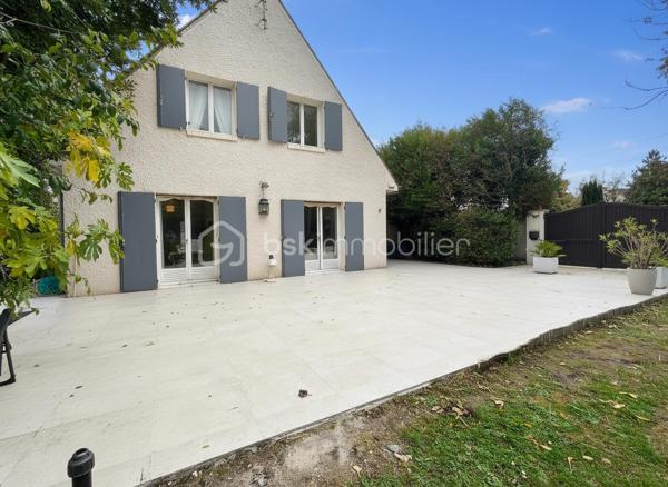Dans un environnement privilégié, découvrez cette maison d’exception de 300 m², offrant des prestations haut de gamme, une luminosité remarquable et des espaces généreux, conçus pour un confort absolu.

Une vaste entrée vous permet d’accéder à un lumineux triple séjour sublimé par une cheminée, communiquant avec une cuisine haut de gamme, entièrement équipée et pensée pour une fonctionnalité optimale. Une chambre et un WC invité complètent ce niveau.

Une magnifique terrasse entoure la maison, entièrement rénovée en 2025, offrant un espace extérieur rare et parfaitement étanche accessible par toutes les pièces du rez de chaussée.

L’étage abrite une belle suite parentale, avec sa salle de bains et douche, WC indépendant et dressing sur mesure.
Deux chambres supplémentaires, chacune dotée de leur salle de bains privative avec WC, offrent intimité et confort à vos hôtes ou à votre famille.

Le sous-sol, entièrement aménagé, propose une vaste pièce de loisirs, idéale pour salle de jeux, home cinéma ou espace fitness.
S’y ajoutent une salle d’eau avec WC et rangements, un atelier, une buanderie ainsi que la chaufferie équipée d’une chaudière gaz.