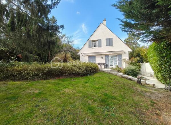 Dans un environnement privilégié, découvrez cette maison d’exception de 300 m², offrant des prestations haut de gamme, une luminosité remarquable et des espaces généreux, conçus pour un confort absolu.

Une vaste entrée vous permet d’accéder à un lumineux triple séjour sublimé par une cheminée, communiquant avec une cuisine haut de gamme, entièrement équipée et pensée pour une fonctionnalité optimale. Une chambre et un WC invité complètent ce niveau.

Une magnifique terrasse entoure la maison, entièrement rénovée en 2025, offrant un espace extérieur rare et parfaitement étanche accessible par toutes les pièces du rez de chaussée.

L’étage abrite une belle suite parentale, avec sa salle de bains et douche, WC indépendant et dressing sur mesure.
Deux chambres supplémentaires, chacune dotée de leur salle de bains privative avec WC, offrent intimité et confort à vos hôtes ou à votre famille.

Le sous-sol, entièrement aménagé, propose une vaste pièce de loisirs, idéale pour salle de jeux, home cinéma ou espace fitness.
S’y ajoutent une salle d’eau avec WC et rangements, un atelier, une buanderie ainsi que la chaufferie équipée d’une chaudière gaz.