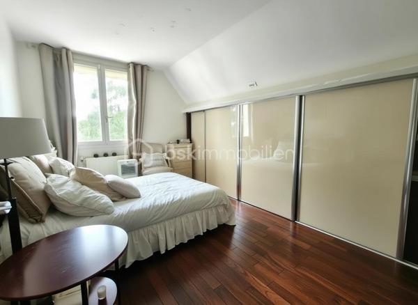 Dans un environnement privilégié, découvrez cette maison d’exception de 300 m², offrant des prestations haut de gamme, une luminosité remarquable et des espaces généreux, conçus pour un confort absolu.

Une vaste entrée vous permet d’accéder à un lumineux triple séjour sublimé par une cheminée, communiquant avec une cuisine haut de gamme, entièrement équipée et pensée pour une fonctionnalité optimale. Une chambre et un WC invité complètent ce niveau.

Une magnifique terrasse entoure la maison, entièrement rénovée en 2025, offrant un espace extérieur rare et parfaitement étanche accessible par toutes les pièces du rez de chaussée.

L’étage abrite une belle suite parentale, avec sa salle de bains et douche, WC indépendant et dressing sur mesure.
Deux chambres supplémentaires, chacune dotée de leur salle de bains privative avec WC, offrent intimité et confort à vos hôtes ou à votre famille.

Le sous-sol, entièrement aménagé, propose une vaste pièce de loisirs, idéale pour salle de jeux, home cinéma ou espace fitness.
S’y ajoutent une salle d’eau avec WC et rangements, un atelier, une buanderie ainsi que la chaufferie équipée d’une chaudière gaz.