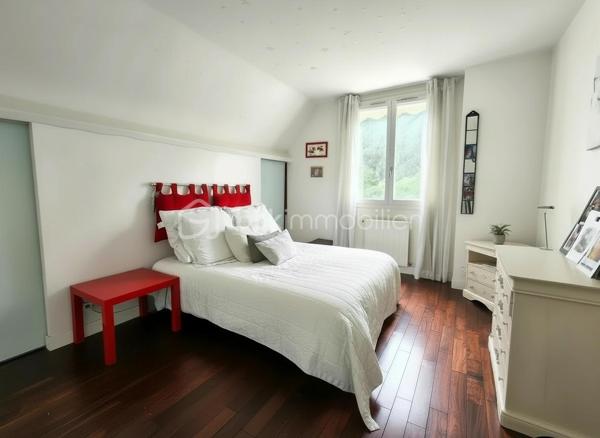 Dans un environnement privilégié, découvrez cette maison d’exception de 300 m², offrant des prestations haut de gamme, une luminosité remarquable et des espaces généreux, conçus pour un confort absolu.

Une vaste entrée vous permet d’accéder à un lumineux triple séjour sublimé par une cheminée, communiquant avec une cuisine haut de gamme, entièrement équipée et pensée pour une fonctionnalité optimale. Une chambre et un WC invité complètent ce niveau.

Une magnifique terrasse entoure la maison, entièrement rénovée en 2025, offrant un espace extérieur rare et parfaitement étanche accessible par toutes les pièces du rez de chaussée.

L’étage abrite une belle suite parentale, avec sa salle de bains et douche, WC indépendant et dressing sur mesure.
Deux chambres supplémentaires, chacune dotée de leur salle de bains privative avec WC, offrent intimité et confort à vos hôtes ou à votre famille.

Le sous-sol, entièrement aménagé, propose une vaste pièce de loisirs, idéale pour salle de jeux, home cinéma ou espace fitness.
S’y ajoutent une salle d’eau avec WC et rangements, un atelier, une buanderie ainsi que la chaufferie équipée d’une chaudière gaz.