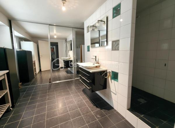 Dans un environnement privilégié, découvrez cette maison d’exception de 300 m², offrant des prestations haut de gamme, une luminosité remarquable et des espaces généreux, conçus pour un confort absolu.

Une vaste entrée vous permet d’accéder à un lumineux triple séjour sublimé par une cheminée, communiquant avec une cuisine haut de gamme, entièrement équipée et pensée pour une fonctionnalité optimale. Une chambre et un WC invité complètent ce niveau.

Une magnifique terrasse entoure la maison, entièrement rénovée en 2025, offrant un espace extérieur rare et parfaitement étanche accessible par toutes les pièces du rez de chaussée.

L’étage abrite une belle suite parentale, avec sa salle de bains et douche, WC indépendant et dressing sur mesure.
Deux chambres supplémentaires, chacune dotée de leur salle de bains privative avec WC, offrent intimité et confort à vos hôtes ou à votre famille.

Le sous-sol, entièrement aménagé, propose une vaste pièce de loisirs, idéale pour salle de jeux, home cinéma ou espace fitness.
S’y ajoutent une salle d’eau avec WC et rangements, un atelier, une buanderie ainsi que la chaufferie équipée d’une chaudière gaz.