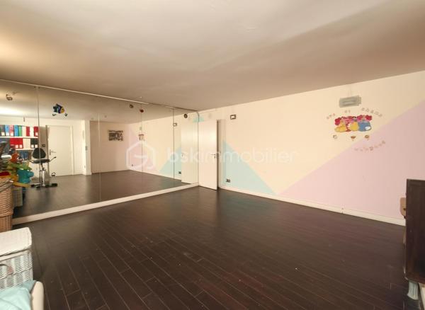 Dans un environnement privilégié, découvrez cette maison d’exception de 300 m², offrant des prestations haut de gamme, une luminosité remarquable et des espaces généreux, conçus pour un confort absolu.

Une vaste entrée vous permet d’accéder à un lumineux triple séjour sublimé par une cheminée, communiquant avec une cuisine haut de gamme, entièrement équipée et pensée pour une fonctionnalité optimale. Une chambre et un WC invité complètent ce niveau.

Une magnifique terrasse entoure la maison, entièrement rénovée en 2025, offrant un espace extérieur rare et parfaitement étanche accessible par toutes les pièces du rez de chaussée.

L’étage abrite une belle suite parentale, avec sa salle de bains et douche, WC indépendant et dressing sur mesure.
Deux chambres supplémentaires, chacune dotée de leur salle de bains privative avec WC, offrent intimité et confort à vos hôtes ou à votre famille.

Le sous-sol, entièrement aménagé, propose une vaste pièce de loisirs, idéale pour salle de jeux, home cinéma ou espace fitness.
S’y ajoutent une salle d’eau avec WC et rangements, un atelier, une buanderie ainsi que la chaufferie équipée d’une chaudière gaz.