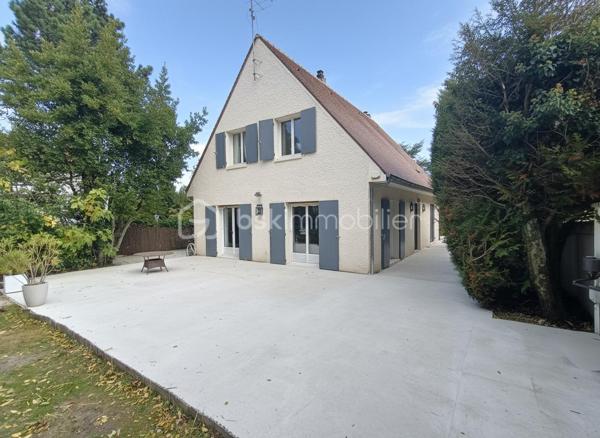 Dans un environnement privilégié, découvrez cette maison d’exception de 300 m², offrant des prestations haut de gamme, une luminosité remarquable et des espaces généreux, conçus pour un confort absolu.

Une vaste entrée vous permet d’accéder à un lumineux triple séjour sublimé par une cheminée, communiquant avec une cuisine haut de gamme, entièrement équipée et pensée pour une fonctionnalité optimale. Une chambre et un WC invité complètent ce niveau.

Une magnifique terrasse entoure la maison, entièrement rénovée en 2025, offrant un espace extérieur rare et parfaitement étanche accessible par toutes les pièces du rez de chaussée.

L’étage abrite une belle suite parentale, avec sa salle de bains et douche, WC indépendant et dressing sur mesure.
Deux chambres supplémentaires, chacune dotée de leur salle de bains privative avec WC, offrent intimité et confort à vos hôtes ou à votre famille.

Le sous-sol, entièrement aménagé, propose une vaste pièce de loisirs, idéale pour salle de jeux, home cinéma ou espace fitness.
S’y ajoutent une salle d’eau avec WC et rangements, un atelier, une buanderie ainsi que la chaufferie équipée d’une chaudière gaz.