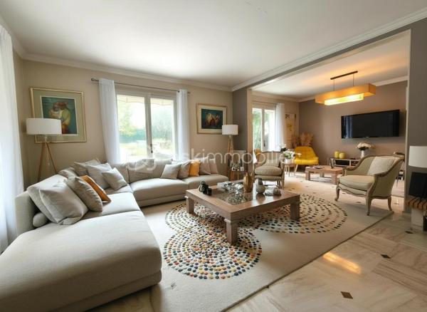 Dans un environnement privilégié, découvrez cette maison d’exception de 300 m², offrant des prestations haut de gamme, une luminosité remarquable et des espaces généreux, conçus pour un confort absolu.

Une vaste entrée vous permet d’accéder à un lumineux triple séjour sublimé par une cheminée, communiquant avec une cuisine haut de gamme, entièrement équipée et pensée pour une fonctionnalité optimale. Une chambre et un WC invité complètent ce niveau.

Une magnifique terrasse entoure la maison, entièrement rénovée en 2025, offrant un espace extérieur rare et parfaitement étanche accessible par toutes les pièces du rez de chaussée.

L’étage abrite une belle suite parentale, avec sa salle de bains et douche, WC indépendant et dressing sur mesure.
Deux chambres supplémentaires, chacune dotée de leur salle de bains privative avec WC, offrent intimité et confort à vos hôtes ou à votre famille.

Le sous-sol, entièrement aménagé, propose une vaste pièce de loisirs, idéale pour salle de jeux, home cinéma ou espace fitness.
S’y ajoutent une salle d’eau avec WC et rangements, un atelier, une buanderie ainsi que la chaufferie équipée d’une chaudière gaz.