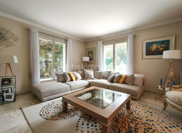 Dans un environnement privilégié, découvrez cette maison d’exception de 300 m², offrant des prestations haut de gamme, une luminosité remarquable et des espaces généreux, conçus pour un confort absolu.

Une vaste entrée vous permet d’accéder à un lumineux triple séjour sublimé par une cheminée, communiquant avec une cuisine haut de gamme, entièrement équipée et pensée pour une fonctionnalité optimale. Une chambre et un WC invité complètent ce niveau.

Une magnifique terrasse entoure la maison, entièrement rénovée en 2025, offrant un espace extérieur rare et parfaitement étanche accessible par toutes les pièces du rez de chaussée.

L’étage abrite une belle suite parentale, avec sa salle de bains et douche, WC indépendant et dressing sur mesure.
Deux chambres supplémentaires, chacune dotée de leur salle de bains privative avec WC, offrent intimité et confort à vos hôtes ou à votre famille.

Le sous-sol, entièrement aménagé, propose une vaste pièce de loisirs, idéale pour salle de jeux, home cinéma ou espace fitness.
S’y ajoutent une salle d’eau avec WC et rangements, un atelier, une buanderie ainsi que la chaufferie équipée d’une chaudière gaz.