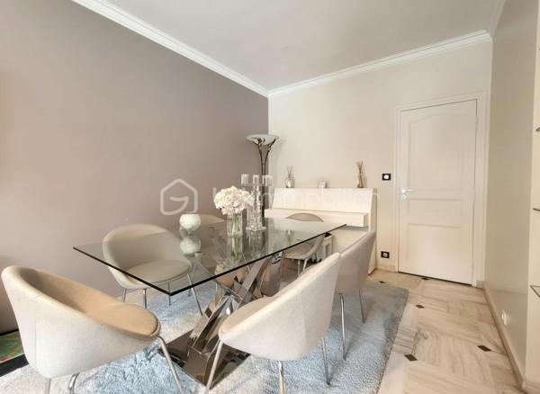 Dans un environnement privilégié, découvrez cette maison d’exception de 300 m², offrant des prestations haut de gamme, une luminosité remarquable et des espaces généreux, conçus pour un confort absolu.

Une vaste entrée vous permet d’accéder à un lumineux triple séjour sublimé par une cheminée, communiquant avec une cuisine haut de gamme, entièrement équipée et pensée pour une fonctionnalité optimale. Une chambre et un WC invité complètent ce niveau.

Une magnifique terrasse entoure la maison, entièrement rénovée en 2025, offrant un espace extérieur rare et parfaitement étanche accessible par toutes les pièces du rez de chaussée.

L’étage abrite une belle suite parentale, avec sa salle de bains et douche, WC indépendant et dressing sur mesure.
Deux chambres supplémentaires, chacune dotée de leur salle de bains privative avec WC, offrent intimité et confort à vos hôtes ou à votre famille.

Le sous-sol, entièrement aménagé, propose une vaste pièce de loisirs, idéale pour salle de jeux, home cinéma ou espace fitness.
S’y ajoutent une salle d’eau avec WC et rangements, un atelier, une buanderie ainsi que la chaufferie équipée d’une chaudière gaz.