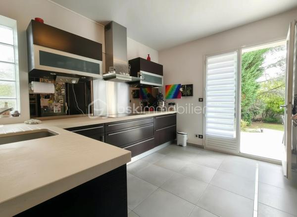 Dans un environnement privilégié, découvrez cette maison d’exception de 300 m², offrant des prestations haut de gamme, une luminosité remarquable et des espaces généreux, conçus pour un confort absolu.

Une vaste entrée vous permet d’accéder à un lumineux triple séjour sublimé par une cheminée, communiquant avec une cuisine haut de gamme, entièrement équipée et pensée pour une fonctionnalité optimale. Une chambre et un WC invité complètent ce niveau.

Une magnifique terrasse entoure la maison, entièrement rénovée en 2025, offrant un espace extérieur rare et parfaitement étanche accessible par toutes les pièces du rez de chaussée.

L’étage abrite une belle suite parentale, avec sa salle de bains et douche, WC indépendant et dressing sur mesure.
Deux chambres supplémentaires, chacune dotée de leur salle de bains privative avec WC, offrent intimité et confort à vos hôtes ou à votre famille.

Le sous-sol, entièrement aménagé, propose une vaste pièce de loisirs, idéale pour salle de jeux, home cinéma ou espace fitness.
S’y ajoutent une salle d’eau avec WC et rangements, un atelier, une buanderie ainsi que la chaufferie équipée d’une chaudière gaz.