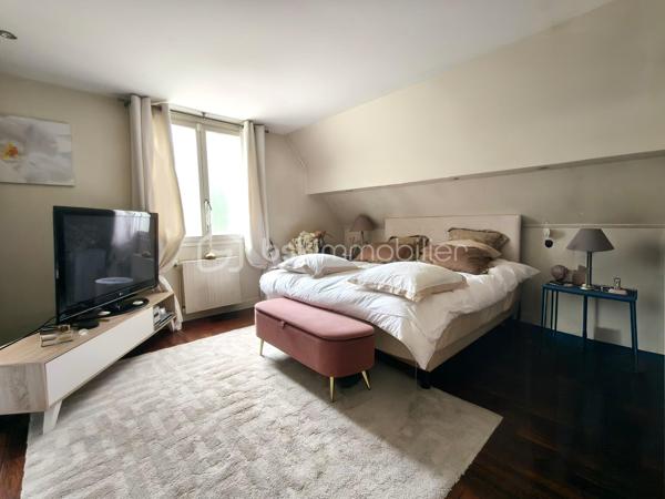 Dans un environnement privilégié, découvrez cette maison d’exception de 300 m², offrant des prestations haut de gamme, une luminosité remarquable et des espaces généreux, conçus pour un confort absolu.

Une vaste entrée vous permet d’accéder à un lumineux triple séjour sublimé par une cheminée, communiquant avec une cuisine haut de gamme, entièrement équipée et pensée pour une fonctionnalité optimale. Une chambre et un WC invité complètent ce niveau.

Une magnifique terrasse entoure la maison, entièrement rénovée en 2025, offrant un espace extérieur rare et parfaitement étanche accessible par toutes les pièces du rez de chaussée.

L’étage abrite une belle suite parentale, avec sa salle de bains et douche, WC indépendant et dressing sur mesure.
Deux chambres supplémentaires, chacune dotée de leur salle de bains privative avec WC, offrent intimité et confort à vos hôtes ou à votre famille.

Le sous-sol, entièrement aménagé, propose une vaste pièce de loisirs, idéale pour salle de jeux, home cinéma ou espace fitness.
S’y ajoutent une salle d’eau avec WC et rangements, un atelier, une buanderie ainsi que la chaufferie équipée d’une chaudière gaz.