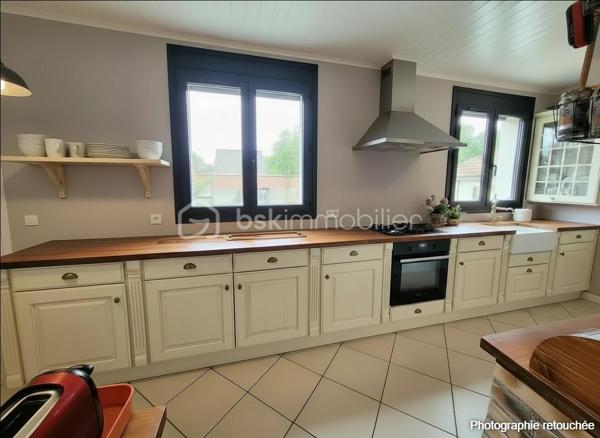 Venez découvrir cette charmante maison de plein pied non loin des bords de marne pour vos balades estivales. .

Elle se compose : séjour avec poêle à bois en fonte, cuisine, deux chambres, cellier, bureau, buanderie, toilettes et salle d'eau avec accès à une chambre. Double vitrage PVC. Une place de parking sur le terrain. Quelques travaux de mise au goût du jour à prévoir. Voici en exemple ce que l'IA vous propose.

Le terrain est entièrement clos  pour profiter d'un moment de détente à l'abris des regards.