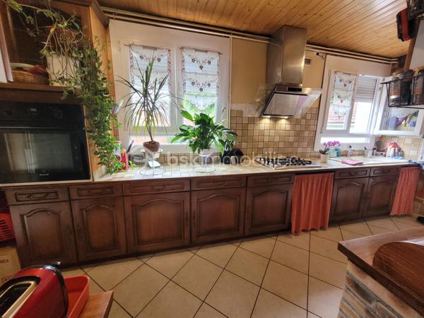 Venez découvrir cette charmante maison de plein pied non loin des bords de marne pour vos balades estivales. .

Elle se compose : séjour avec poêle à bois en fonte, cuisine, deux chambres, cellier, bureau, buanderie, toilettes et salle d'eau avec accès à une chambre. Double vitrage PVC. Une place de parking sur le terrain. Quelques travaux de mise au goût du jour à prévoir. Voici en exemple ce que l'IA vous propose.

Le terrain est entièrement clos  pour profiter d'un moment de détente à l'abris des regards.