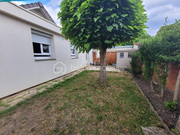 Venez découvrir cette charmante maison de plein pied non loin des bords de marne pour vos balades estivales. .

Elle se compose : séjour avec poêle à bois en fonte, cuisine, deux chambres, cellier, bureau, buanderie, toilettes et salle d'eau avec accès à une chambre. Double vitrage PVC. Une place de parking sur le terrain. Quelques travaux de mise au goût du jour à prévoir. Voici en exemple ce que l'IA vous propose.

Le terrain est entièrement clos  pour profiter d'un moment de détente à l'abris des regards.