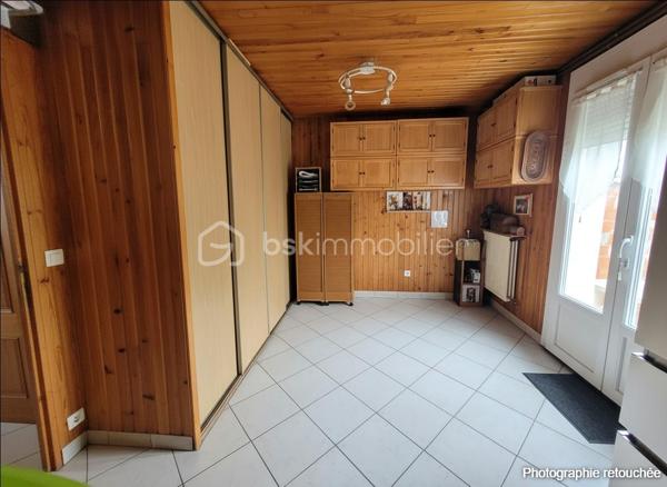 Venez découvrir cette charmante maison de plein pied non loin des bords de marne pour vos balades estivales. .

Elle se compose : séjour avec poêle à bois en fonte, cuisine, deux chambres, cellier, bureau, buanderie, toilettes et salle d'eau avec accès à une chambre. Double vitrage PVC. Une place de parking sur le terrain. Quelques travaux de mise au goût du jour à prévoir. Voici en exemple ce que l'IA vous propose.

Le terrain est entièrement clos  pour profiter d'un moment de détente à l'abris des regards.