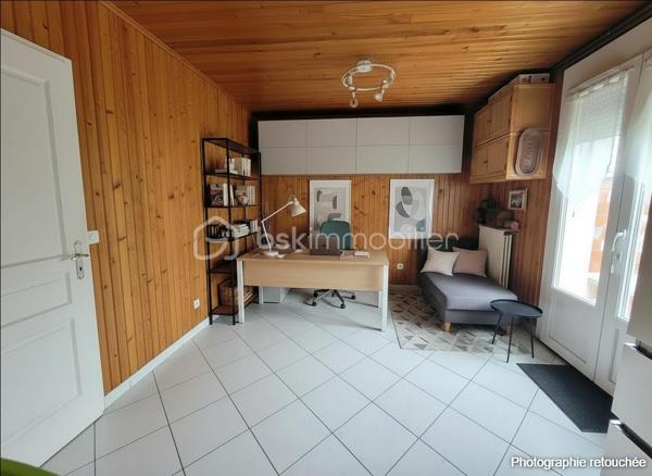 Venez découvrir cette charmante maison de plein pied non loin des bords de marne pour vos balades estivales. .

Elle se compose : séjour avec poêle à bois en fonte, cuisine, deux chambres, cellier, bureau, buanderie, toilettes et salle d'eau avec accès à une chambre. Double vitrage PVC. Une place de parking sur le terrain. Quelques travaux de mise au goût du jour à prévoir. Voici en exemple ce que l'IA vous propose.

Le terrain est entièrement clos  pour profiter d'un moment de détente à l'abris des regards.