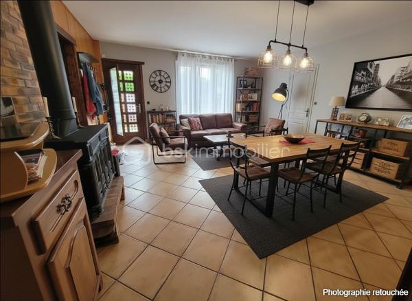 Venez découvrir cette charmante maison de plein pied non loin des bords de marne pour vos balades estivales. .

Elle se compose : séjour avec poêle à bois en fonte, cuisine, deux chambres, cellier, bureau, buanderie, toilettes et salle d'eau avec accès à une chambre. Double vitrage PVC. Une place de parking sur le terrain. Quelques travaux de mise au goût du jour à prévoir. Voici en exemple ce que l'IA vous propose.

Le terrain est entièrement clos  pour profiter d'un moment de détente à l'abris des regards.