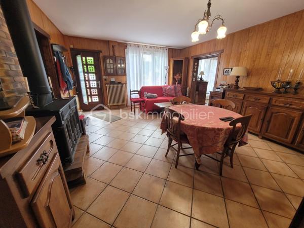 Venez découvrir cette charmante maison de plein pied non loin des bords de marne pour vos balades estivales. .

Elle se compose : séjour avec poêle à bois en fonte, cuisine, deux chambres, cellier, bureau, buanderie, toilettes et salle d'eau avec accès à une chambre. Double vitrage PVC. Une place de parking sur le terrain. Quelques travaux de mise au goût du jour à prévoir. Voici en exemple ce que l'IA vous propose.

Le terrain est entièrement clos  pour profiter d'un moment de détente à l'abris des regards.