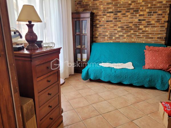 Venez découvrir cette charmante maison de plein pied non loin des bords de marne pour vos balades estivales. .

Elle se compose : séjour avec poêle à bois en fonte, cuisine, deux chambres, cellier, bureau, buanderie, toilettes et salle d'eau avec accès à une chambre. Double vitrage PVC. Une place de parking sur le terrain. Quelques travaux de mise au goût du jour à prévoir. Voici en exemple ce que l'IA vous propose.

Le terrain est entièrement clos  pour profiter d'un moment de détente à l'abris des regards.