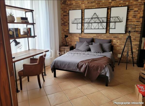 Venez découvrir cette charmante maison de plein pied non loin des bords de marne pour vos balades estivales. .

Elle se compose : séjour avec poêle à bois en fonte, cuisine, deux chambres, cellier, bureau, buanderie, toilettes et salle d'eau avec accès à une chambre. Double vitrage PVC. Une place de parking sur le terrain. Quelques travaux de mise au goût du jour à prévoir. Voici en exemple ce que l'IA vous propose.

Le terrain est entièrement clos  pour profiter d'un moment de détente à l'abris des regards.