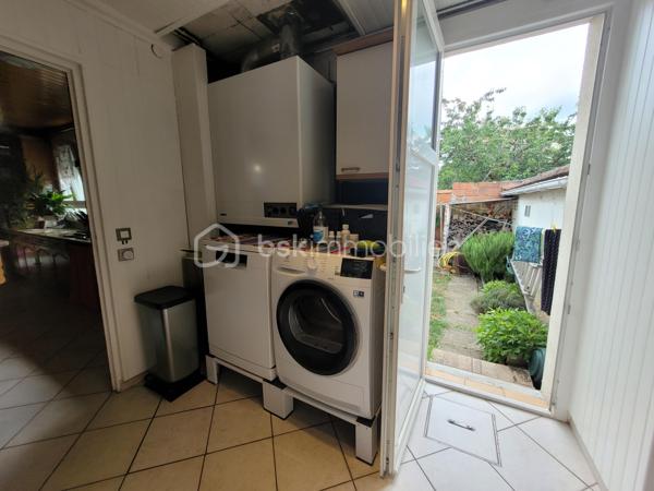 Venez découvrir cette charmante maison de plein pied non loin des bords de marne pour vos balades estivales. .

Elle se compose : séjour avec poêle à bois en fonte, cuisine, deux chambres, cellier, bureau, buanderie, toilettes et salle d'eau avec accès à une chambre. Double vitrage PVC. Une place de parking sur le terrain. Quelques travaux de mise au goût du jour à prévoir. Voici en exemple ce que l'IA vous propose.

Le terrain est entièrement clos  pour profiter d'un moment de détente à l'abris des regards.