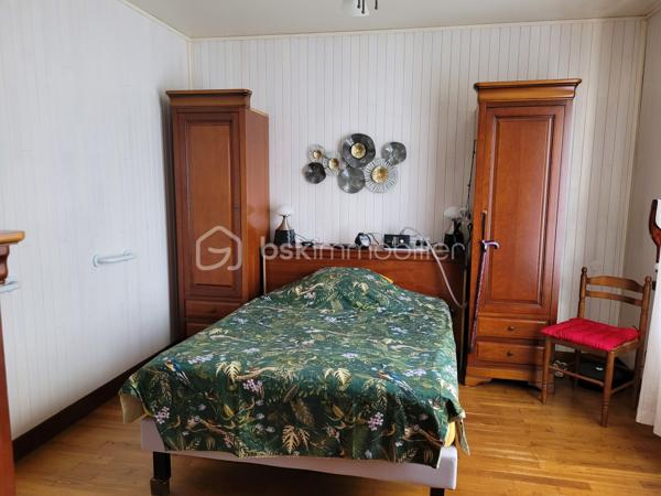 Venez découvrir cette charmante maison de plein pied non loin des bords de marne pour vos balades estivales. .

Elle se compose : séjour avec poêle à bois en fonte, cuisine, deux chambres, cellier, bureau, buanderie, toilettes et salle d'eau avec accès à une chambre. Double vitrage PVC. Une place de parking sur le terrain. Quelques travaux de mise au goût du jour à prévoir. Voici en exemple ce que l'IA vous propose.

Le terrain est entièrement clos  pour profiter d'un moment de détente à l'abris des regards.