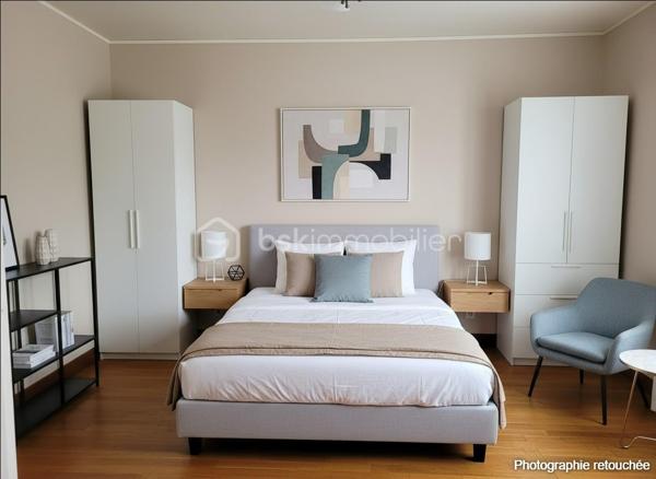 Venez découvrir cette charmante maison de plein pied non loin des bords de marne pour vos balades estivales. .

Elle se compose : séjour avec poêle à bois en fonte, cuisine, deux chambres, cellier, bureau, buanderie, toilettes et salle d'eau avec accès à une chambre. Double vitrage PVC. Une place de parking sur le terrain. Quelques travaux de mise au goût du jour à prévoir. Voici en exemple ce que l'IA vous propose.

Le terrain est entièrement clos  pour profiter d'un moment de détente à l'abris des regards.