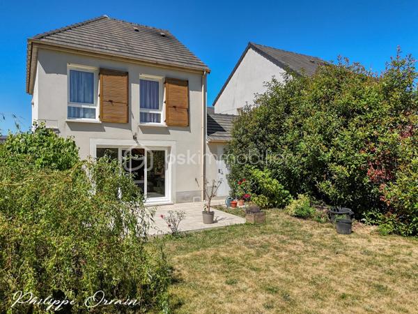 🏡 Maison individuelle récente de 2017 – 3 chambres – Jardin sans vis-à-vis – Villeron

Située au cœur de Villeron, dans un environnement résidentiel calme et particulièrement recherché, cette maison individuelle construite en 2017 vous séduira par son excellent état, sa luminosité et la qualité de ses prestations. Un bien idéal pour une famille souhaitant s'installer immédiatement, sans aucun travaux.

Dès l'entrée, vous découvrez une agréable pièce de vie baignée de lumière naturelle grâce à ses larges ouvertures. Le séjour, spacieux et chaleureux, s'ouvre directement sur une belle terrasse et un jardin entièrement clos, sans aucun vis-à-vis, offrant un cadre privilégié pour profiter des beaux jours en toute intimité.

La cuisine ouverte, moderne, aménagée et fonctionnelle, s'intègre parfaitement à l'espace de vie et crée une atmosphère conviviale, idéale pour partager des moments en famille ou entre amis.

À l'étage, l'espace nuit propose trois chambres confortables ainsi qu'une pièce palière pouvant accueillir un espace bureau, une salle de jeux ou un coin lecture selon vos besoins. Une salle de bains complète ce niveau avec praticité.

À l'extérieur, vous profiterez d'un terrain de 445 m², parfaitement entretenu et facile à vivre. Le jardin constitue un véritable havre de paix, tandis qu'un garage ainsi que plusieurs places de stationnement privatives viennent compléter les prestations.

Construite selon les standards récents, cette maison offre tout le confort moderne et une excellente fonctionnalité. Aucun travaux n'est à prévoir : vous n'avez plus qu'à poser vos valises.

Son emplacement constitue également un véritable atout : à proximité des écoles, des commerces et des principaux axes de circulation, elle permet de concilier parfaitement vie de famille, tranquillité et facilité de déplacement.

✨ Les atouts :
• Maison individuelle de 2017
• Aucun travaux à prévoir
• 3 chambres
• Séjour lumineux avec accès terrasse
• Cuisine ouverte aménagée
• Jardin sans vis-à-vis de 445 m²
• Adoucisseur d'eau
• Garage et stationnements privatifs
• Quartier résidentiel calme et recherché

Une maison clé en main où confort, modernité et qualité de vie se conjuguent parfaitement. Une opportunité à découvrir sans tarder.
